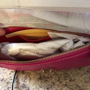 Dooney & Bourke Bags - Dooney & Bourke safari crossbody (pink) Dooney & Bourke Bags - Dooney & Bourke safari crossbody (pink)